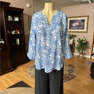 Fortune & Ivy blue & white 3/4 sleeves Vneck blouse-size L